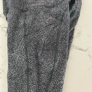 Barely worn Lulu leggings. 3/4 cropped